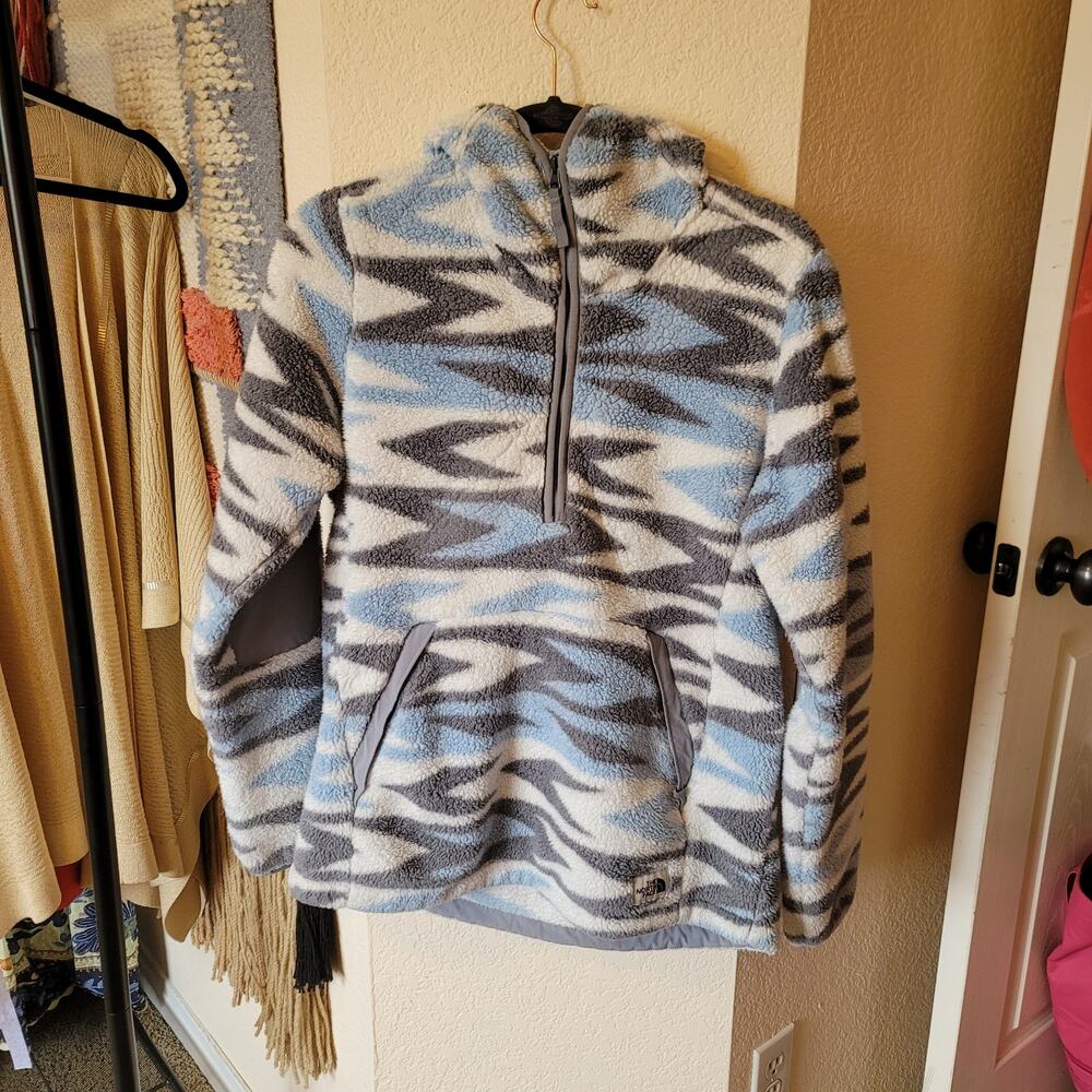 The North Face Fleece Hooded 1/4 Pullover in Aztec, sz Medium
